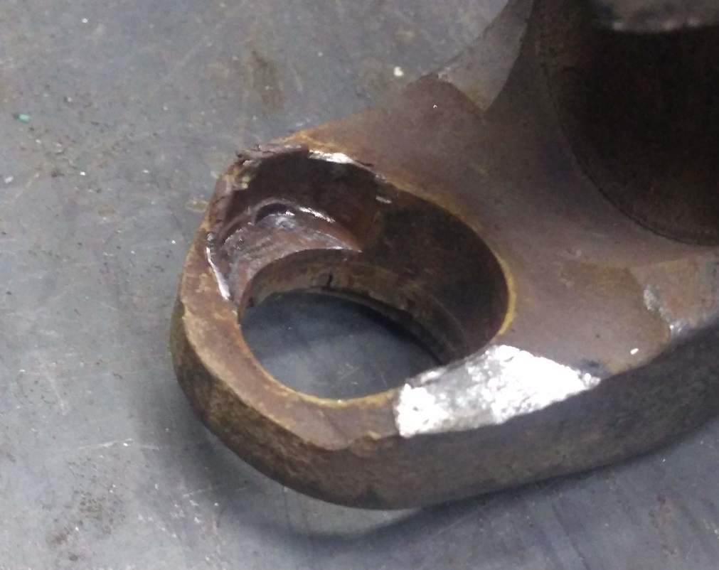 Разибтая проушина, вследствии несвоевренной замены крестовины